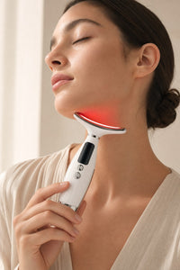 Mujer usando MAROVAR Lumière sobre el cuello con luz roja